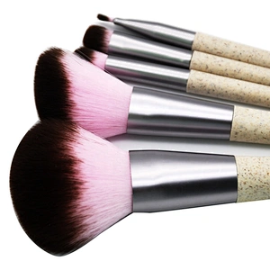 Set de 5 Brochas de Maquillaje, ECOLOGICAS, Hechas de TE VERDE, Cruelty FREE. Producto Nuevo.