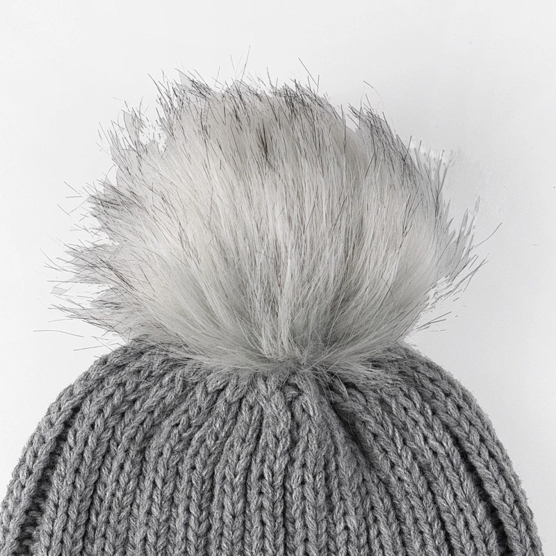 Ladies  knitted acrylic beanie hat w pompom