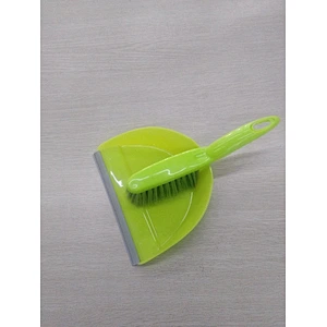 dustpan wiht brush