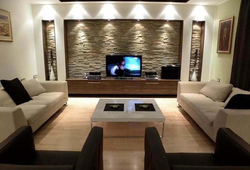 The spotlights on the TV background wall are too densely