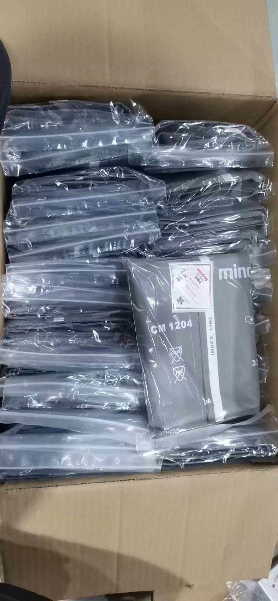 Mindray NIBP Cuff CM1204 CE Cuff พร้อมตัวเชื่อมต่อขนาดใหญ่ผู้ใหญ่ CM1204 33-47 ซม. PN 0010-30-12160 LOT 91318466