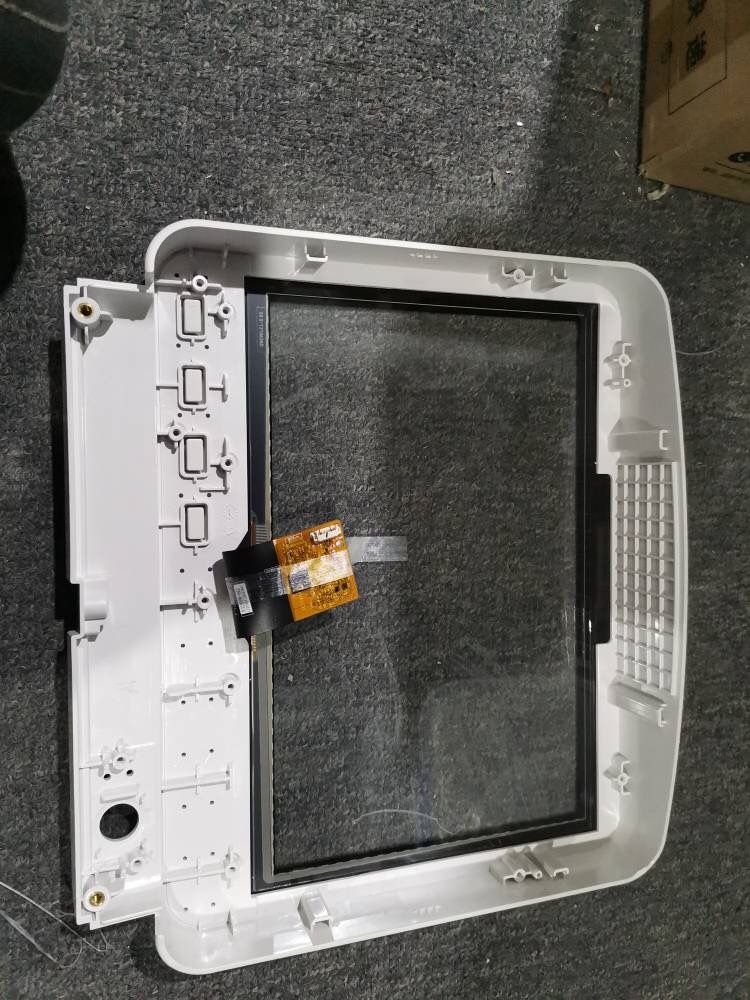 Panel hadapan monitor pesakit Mindray ePM-12M dengan skrin sentuh