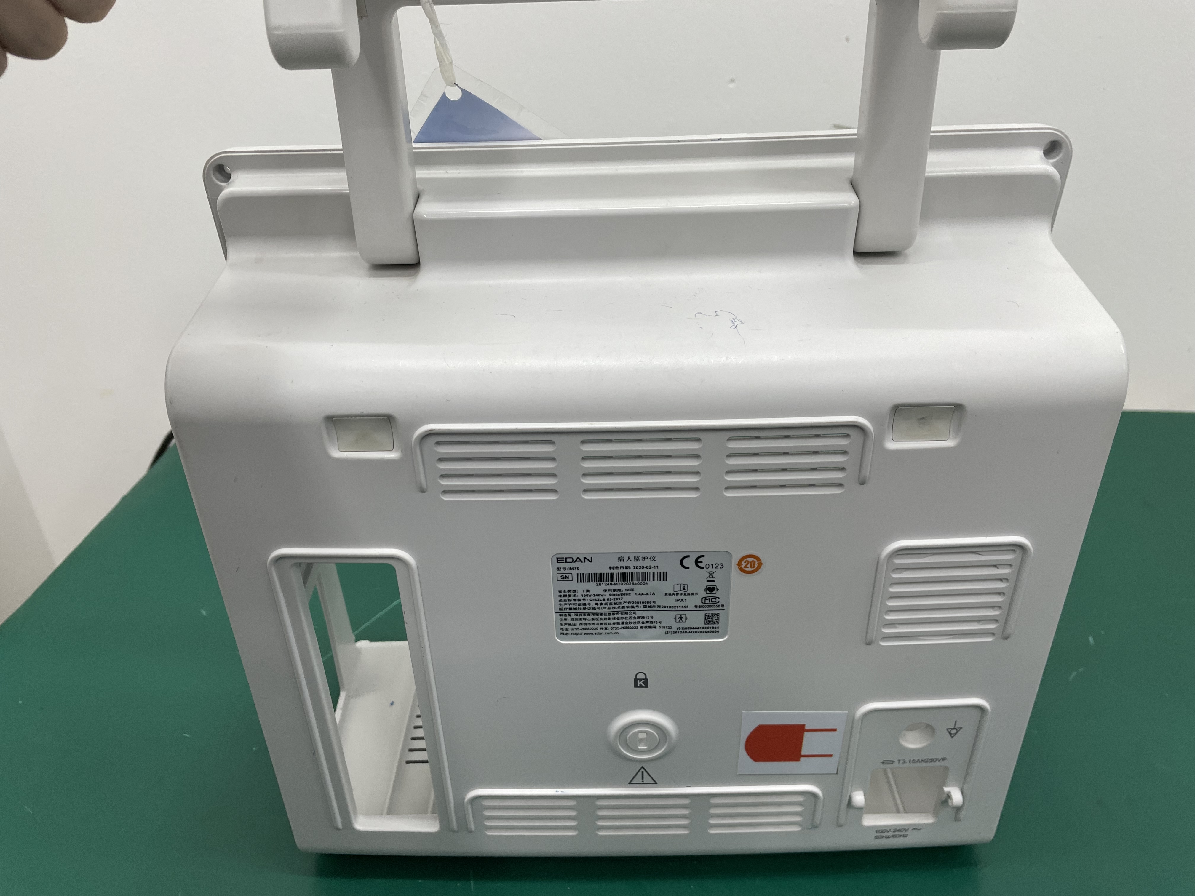 Cubierta trasera del monitor de paciente Edan iM70