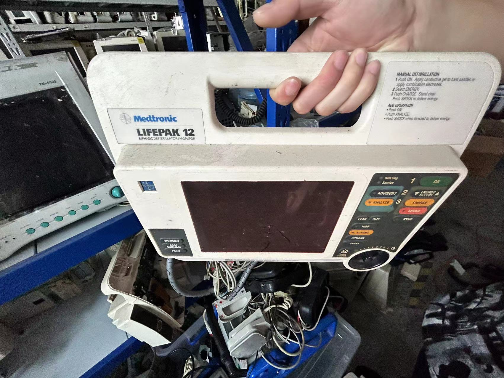 Paparan Defibrilator Medtronic Lifepak 12 LP12 Dipasang dengan Panel Hadapan