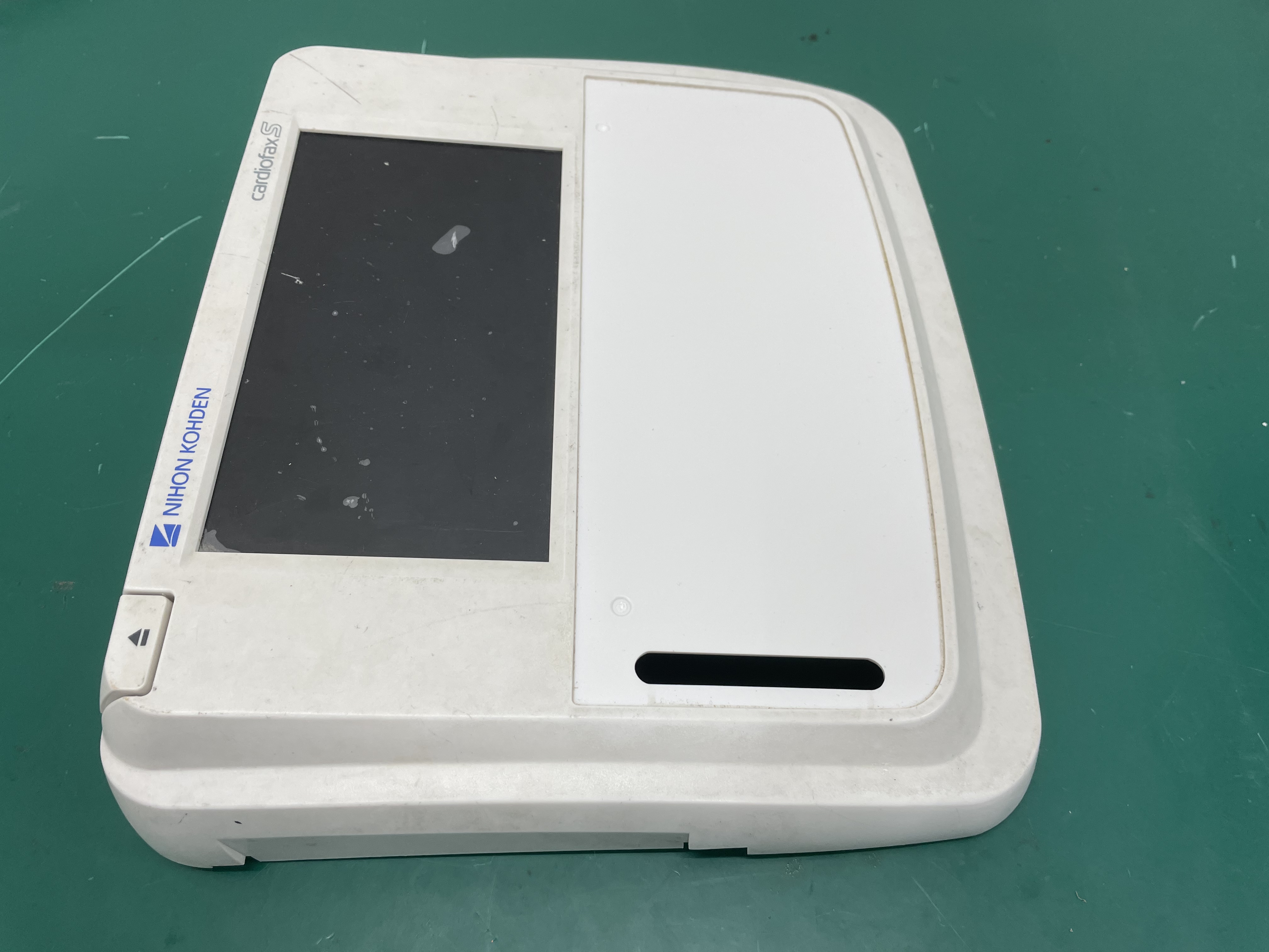 Nihon Kohten cardiofax ECG-2250 เครื่อง ECG ฝาครอบด้านหน้าด้านบน