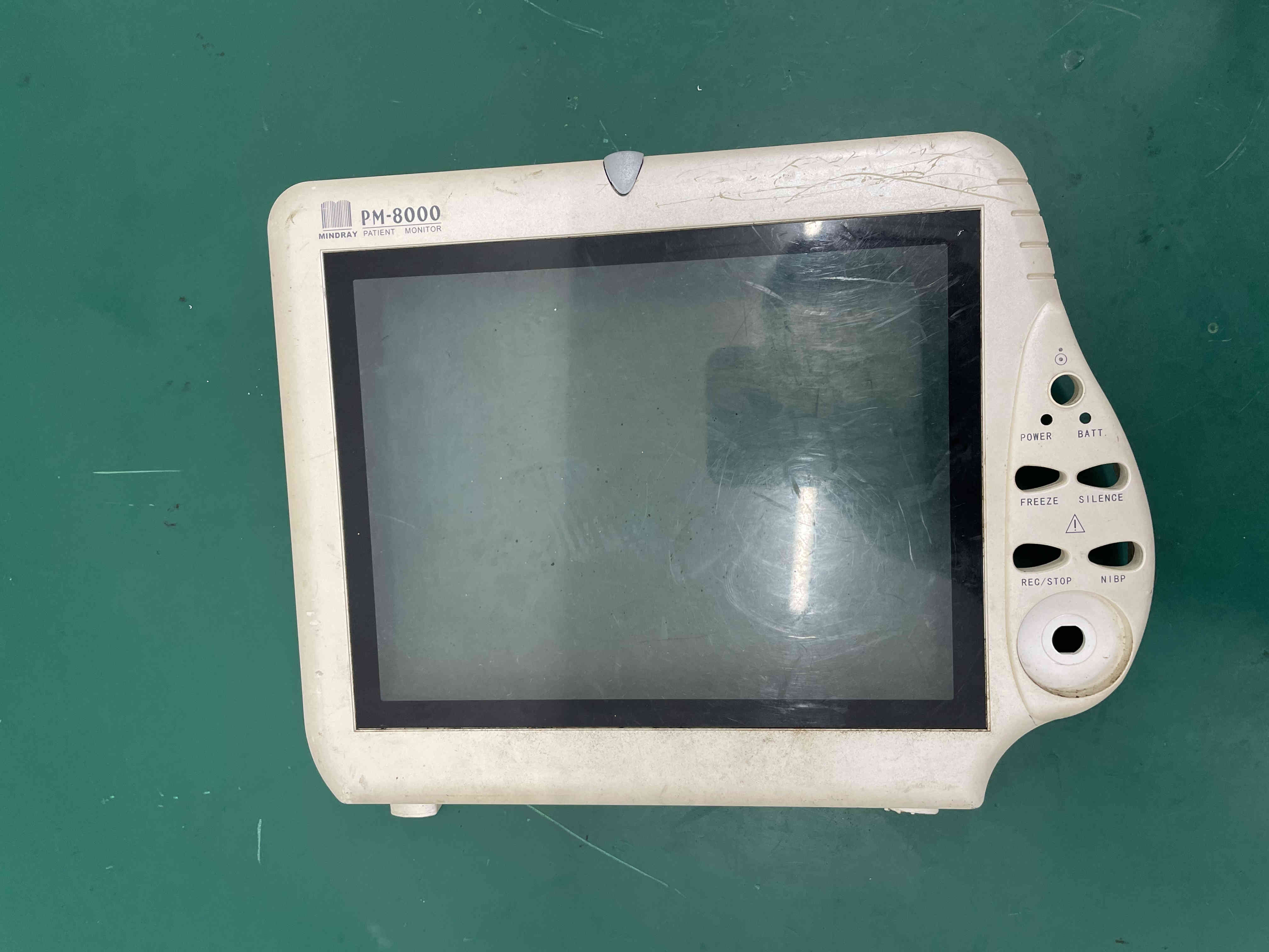 Carcasa del panel frontal del monitor de paciente Mindray PM8000 con pantalla