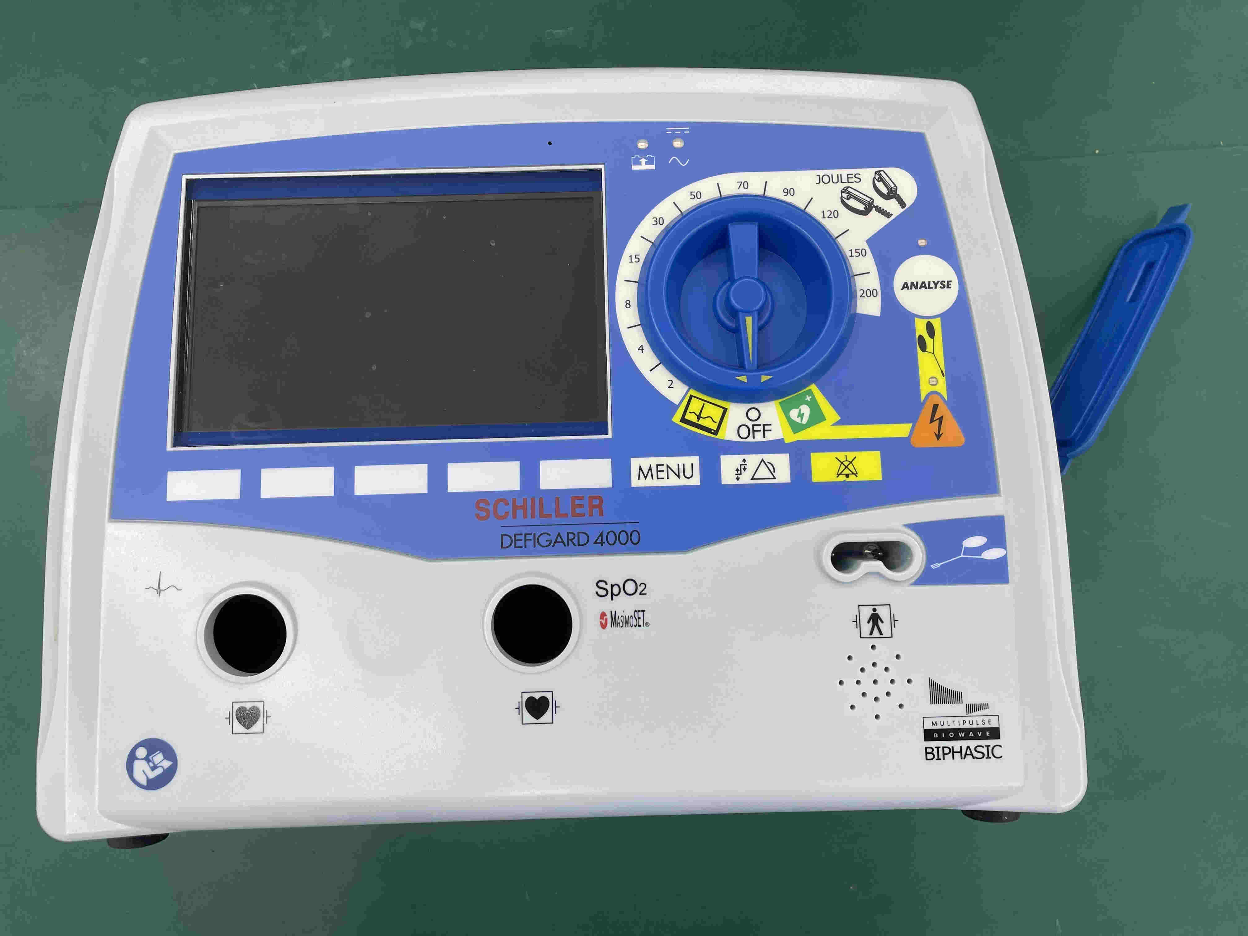 Paparan defibrilator SCHILLER DEFIGARD 4000 dengan pemasangan panel hadapan