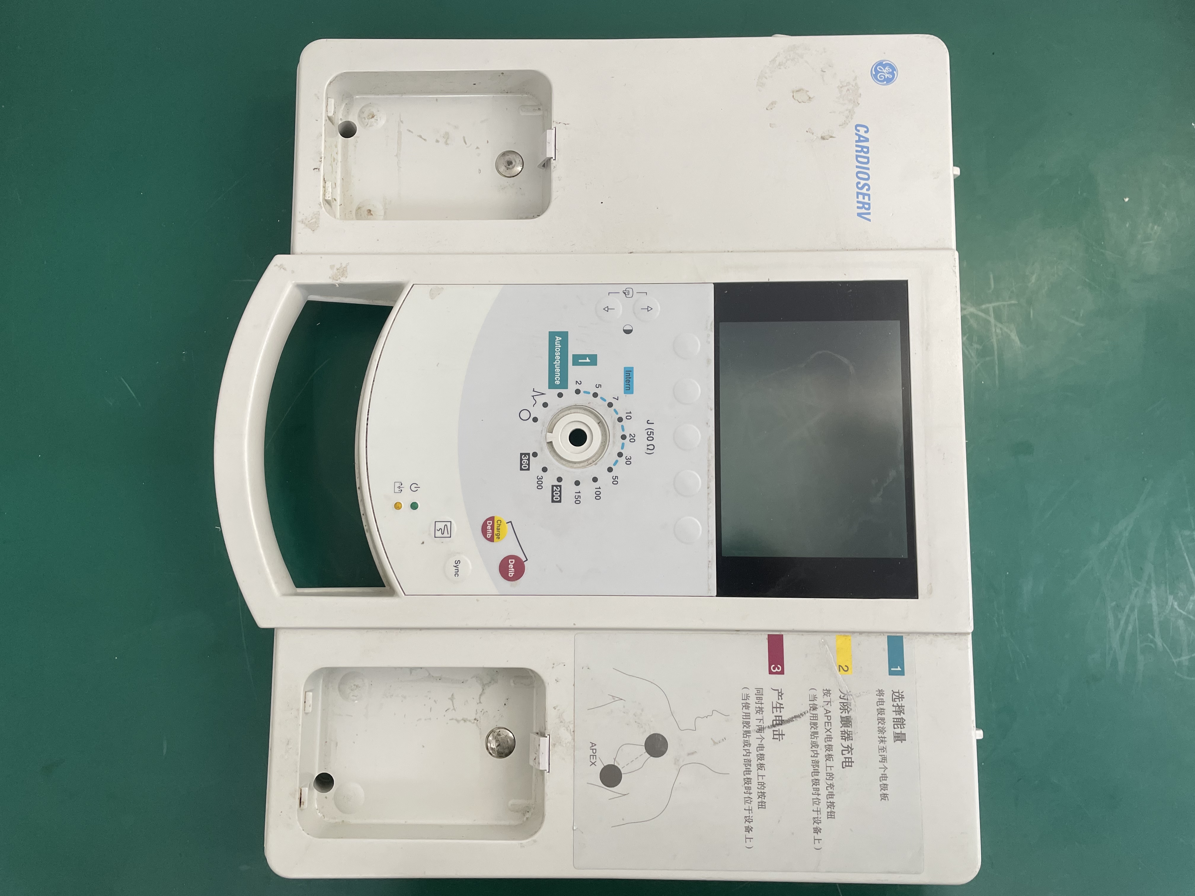 Panel frontal del desfibrilador GE CardioServ con pantalla