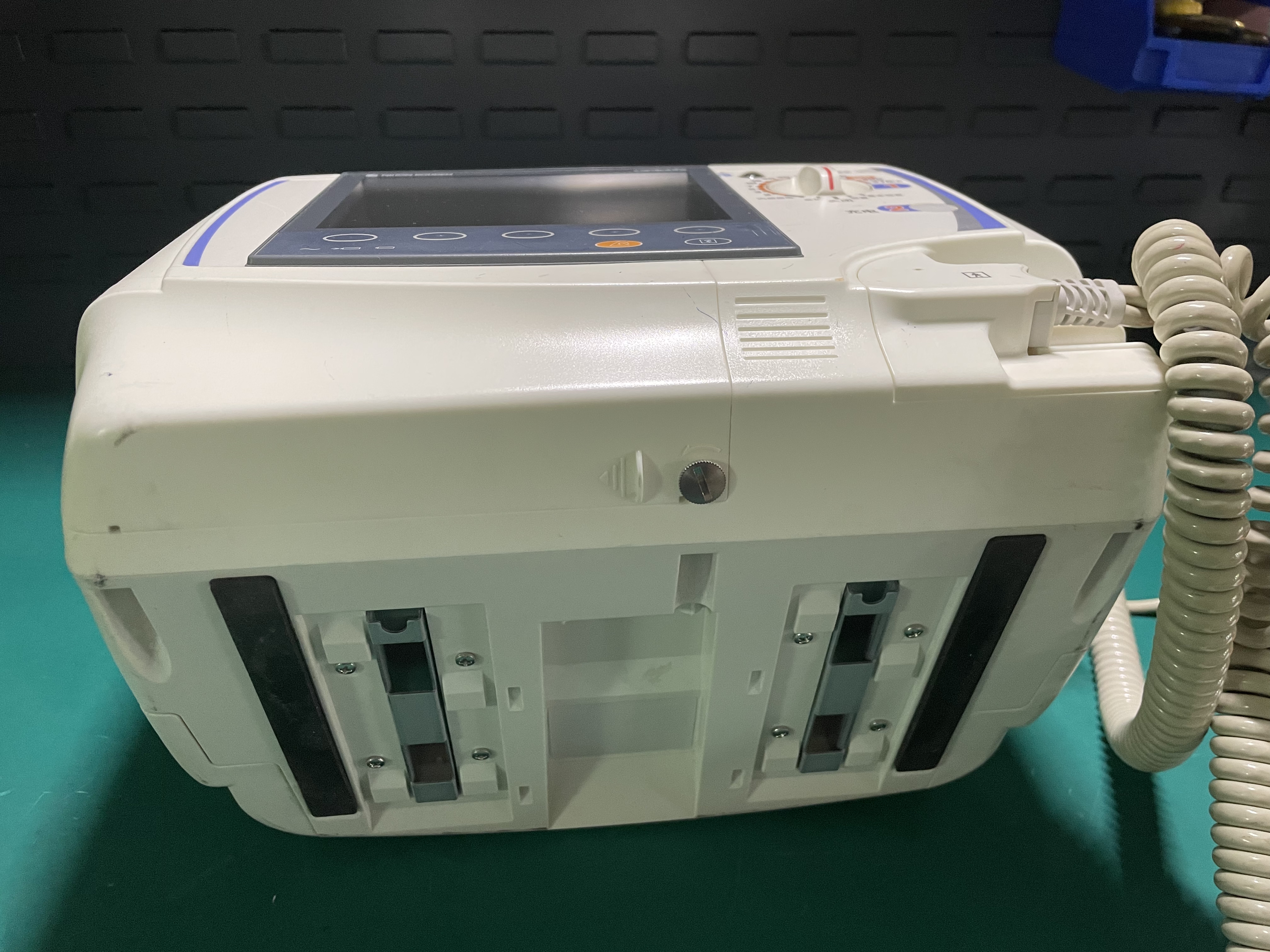 Desfibrilador Nihon Kohden TEC-5602 para reparación