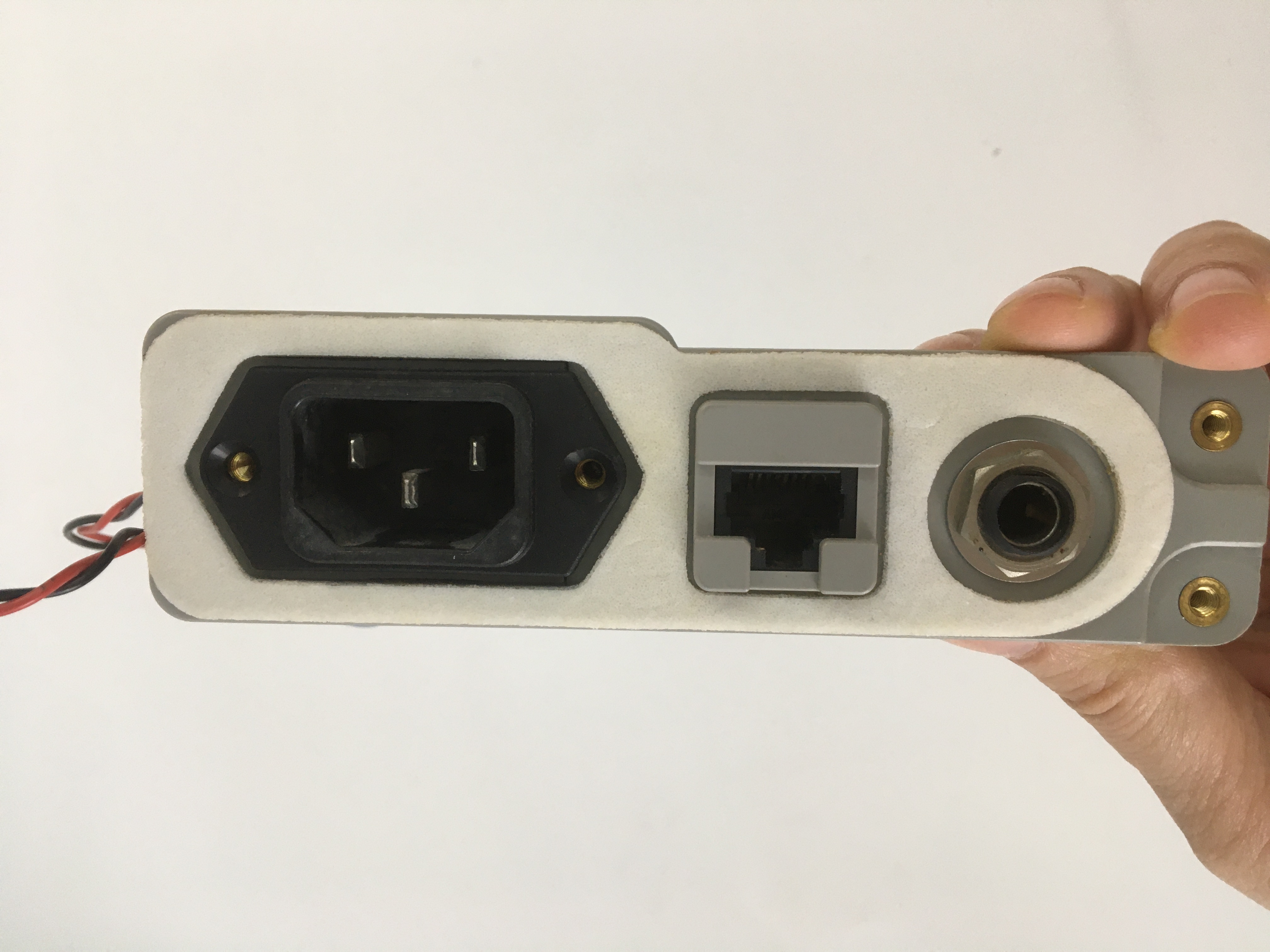 Toma de corriente para desfibrilador serie ZOLL M con conjunto de toma LAN