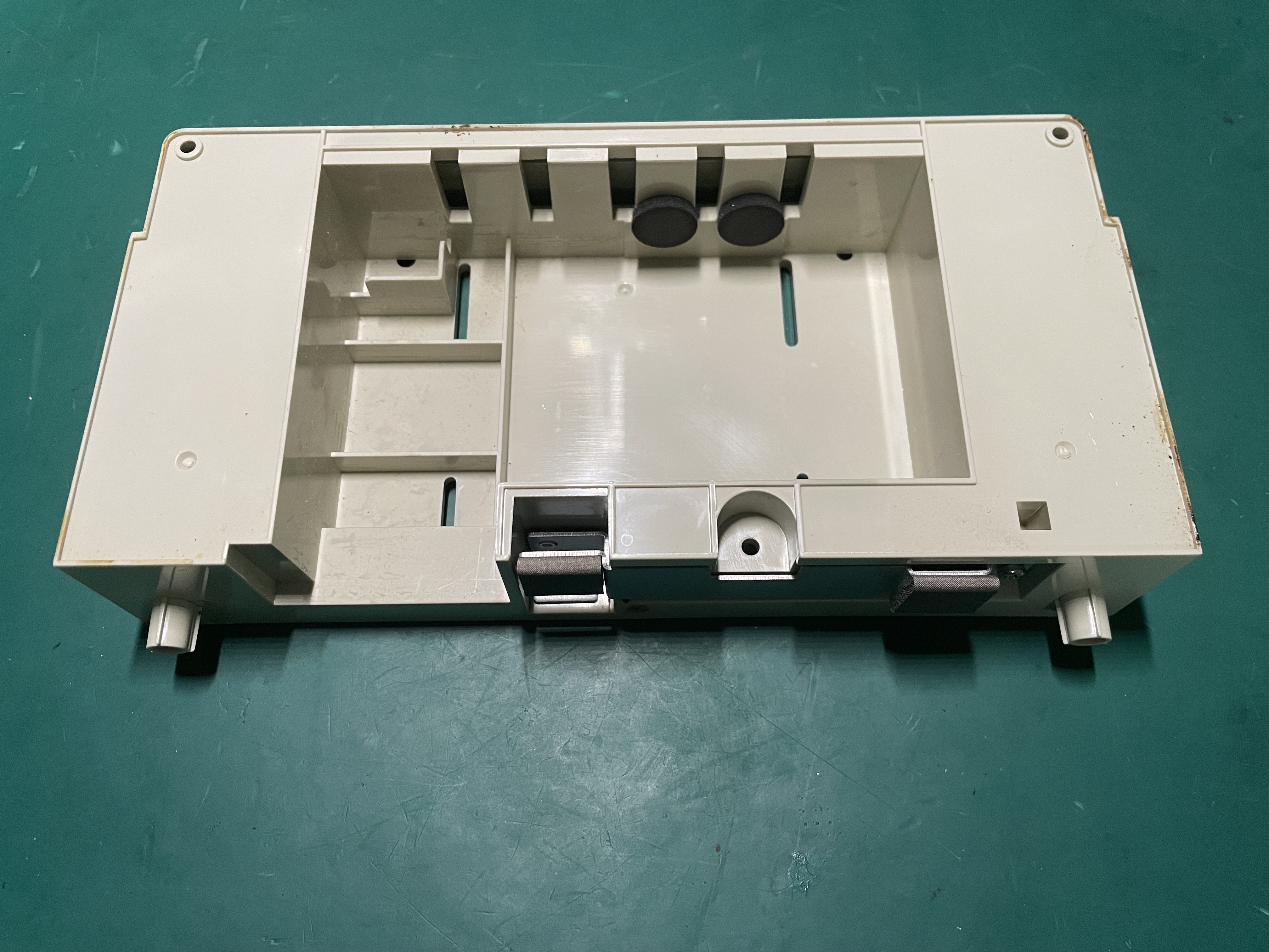 Compartimento de batería del monitor de paciente Nihon Kohden BSM-2301C