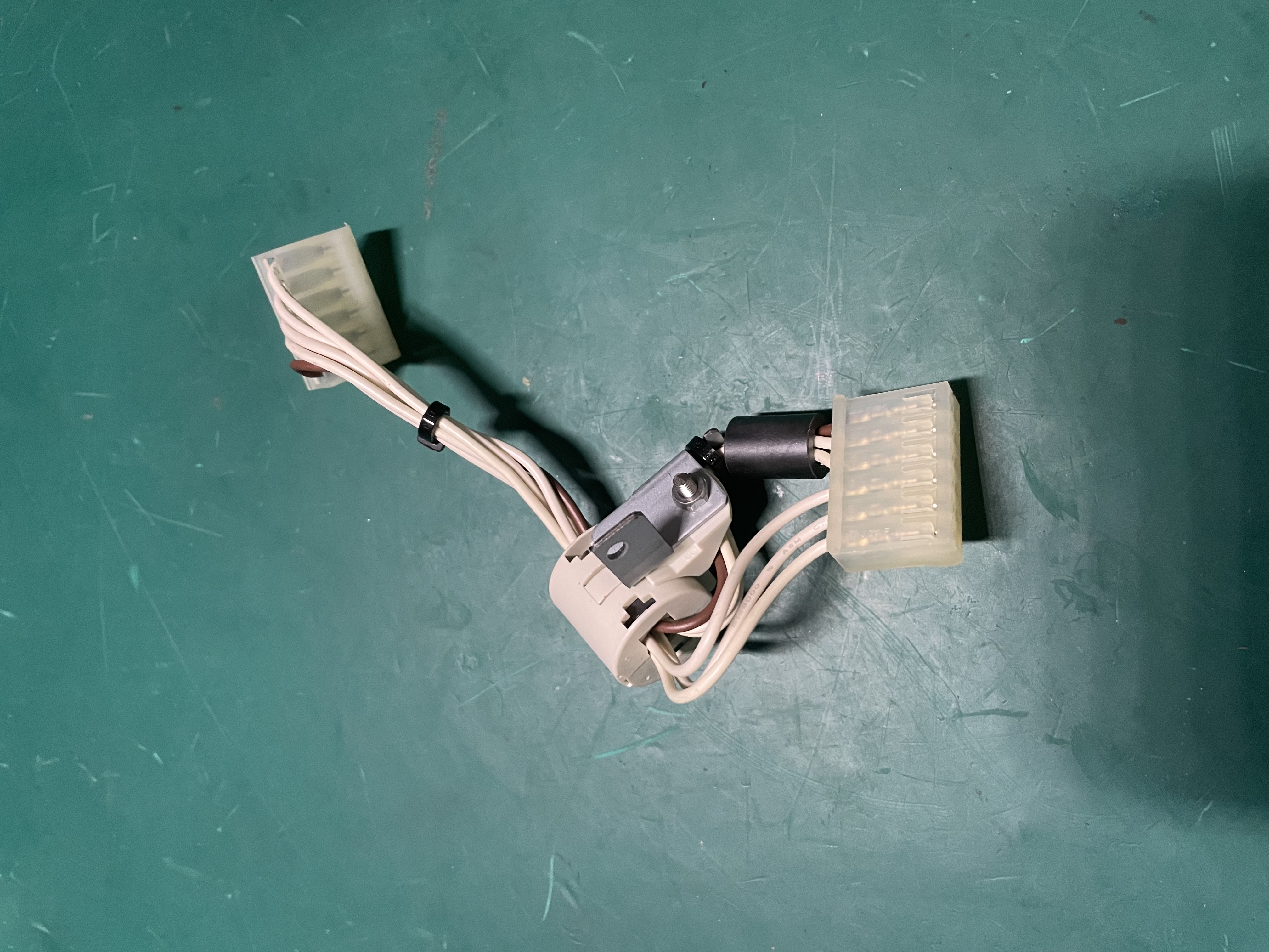 Cable de conexión del monitor paciente Nihon Kohden BSM-2301C entre la placa base y la placa de alimentación