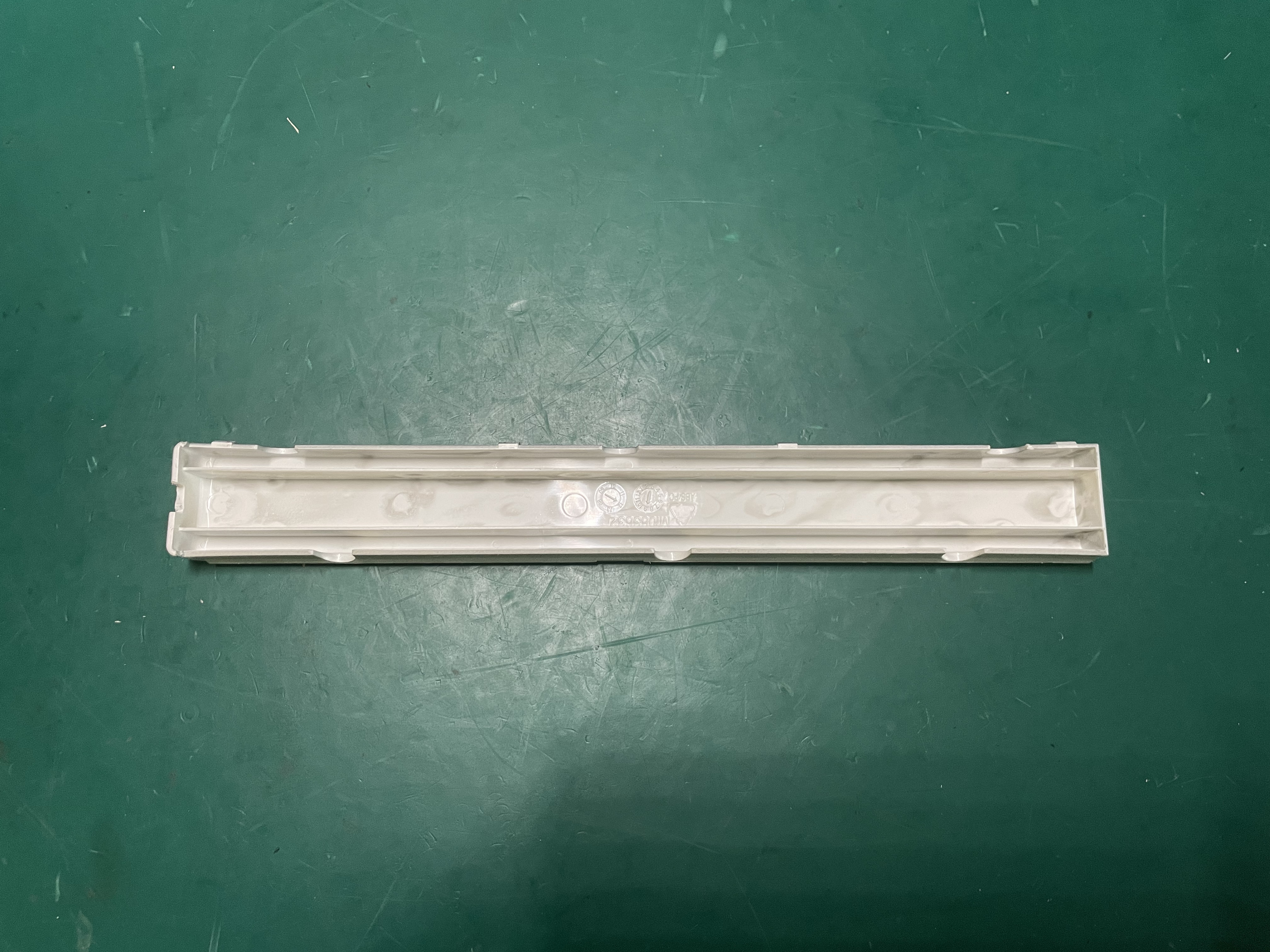 GE B650 monitor right side cover M1088682