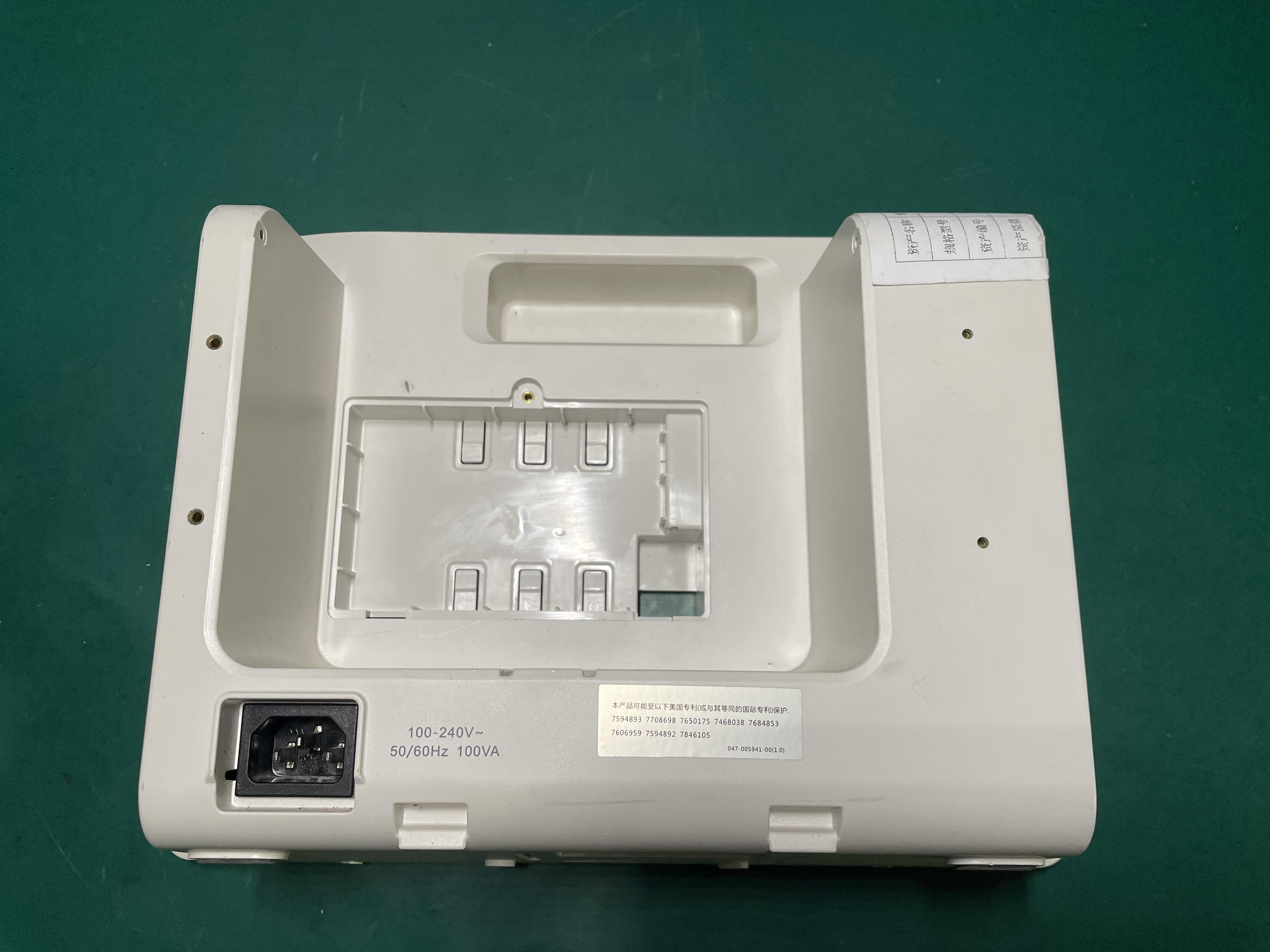 Cubierta trasera del monitor de paciente Mindray UMEC12 con interfaz de alimentación de 3 clavijas