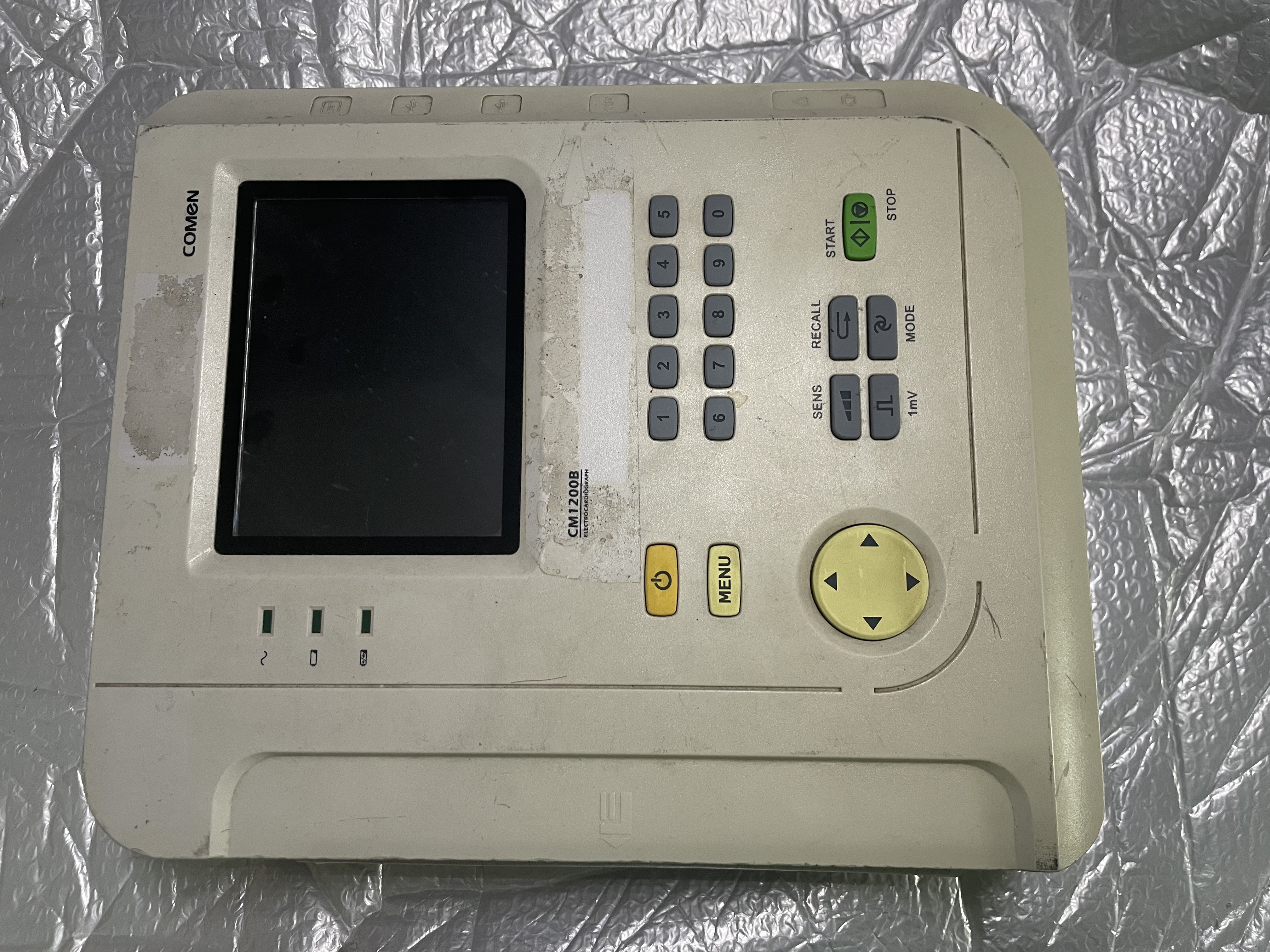 Reparación de máquina de electrocardiógrafo Comen CM1200B de segunda mano.