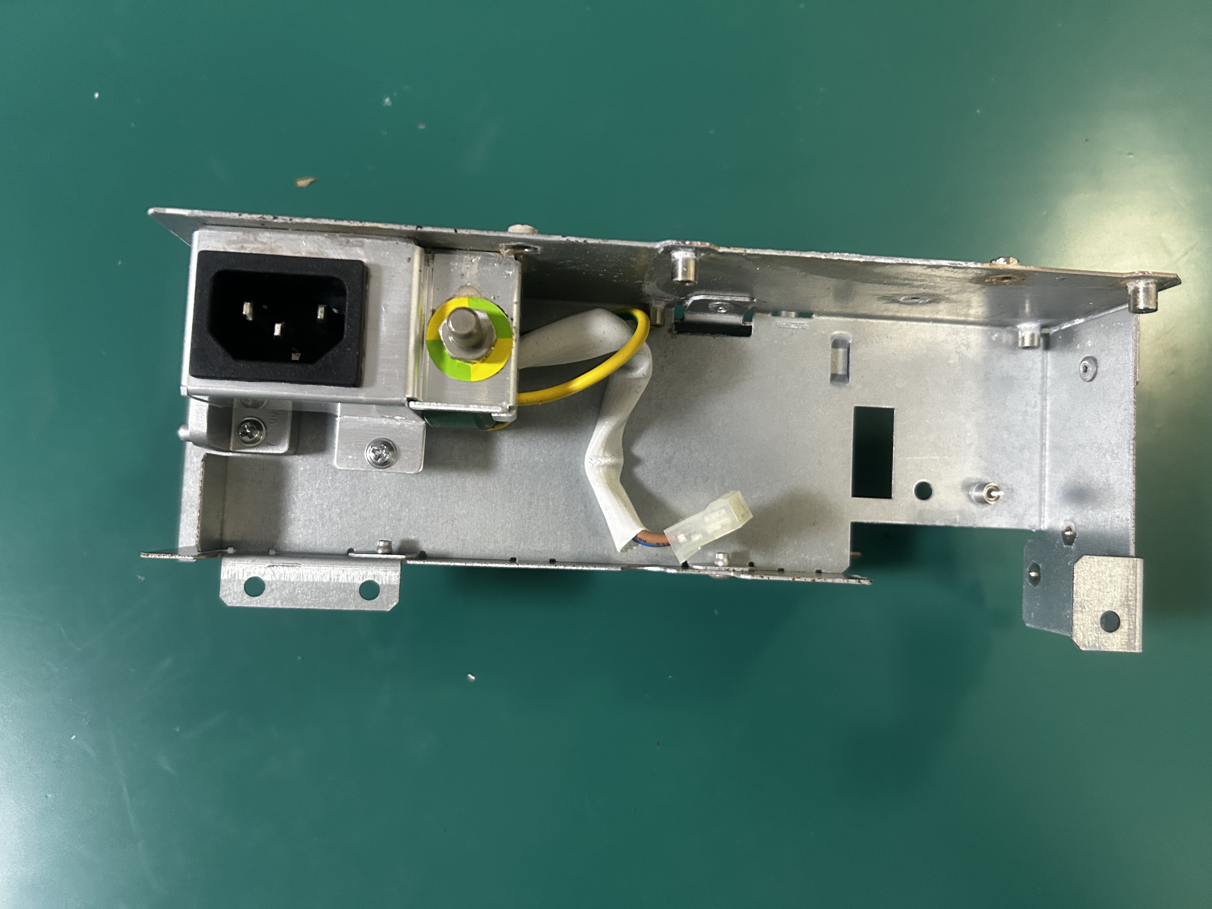 The iron frame of the Mindray IPM10 monitor includes a three-pronged power interface assembly