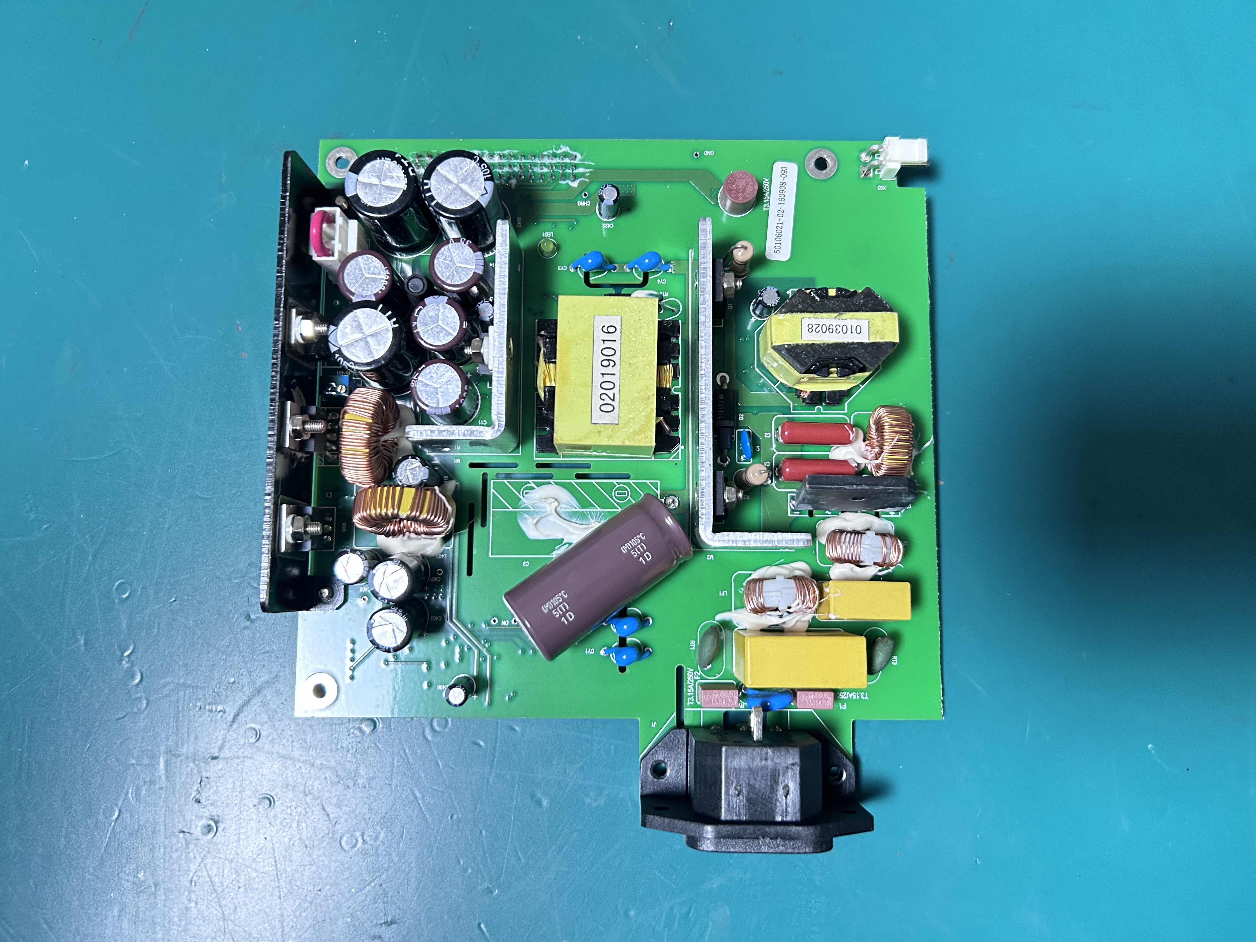 Placa de alimentación para electrocardiógrafo Biocare ECG-1201 (número de pieza 02045032-02) con conector de alimentación de tres clavijas.