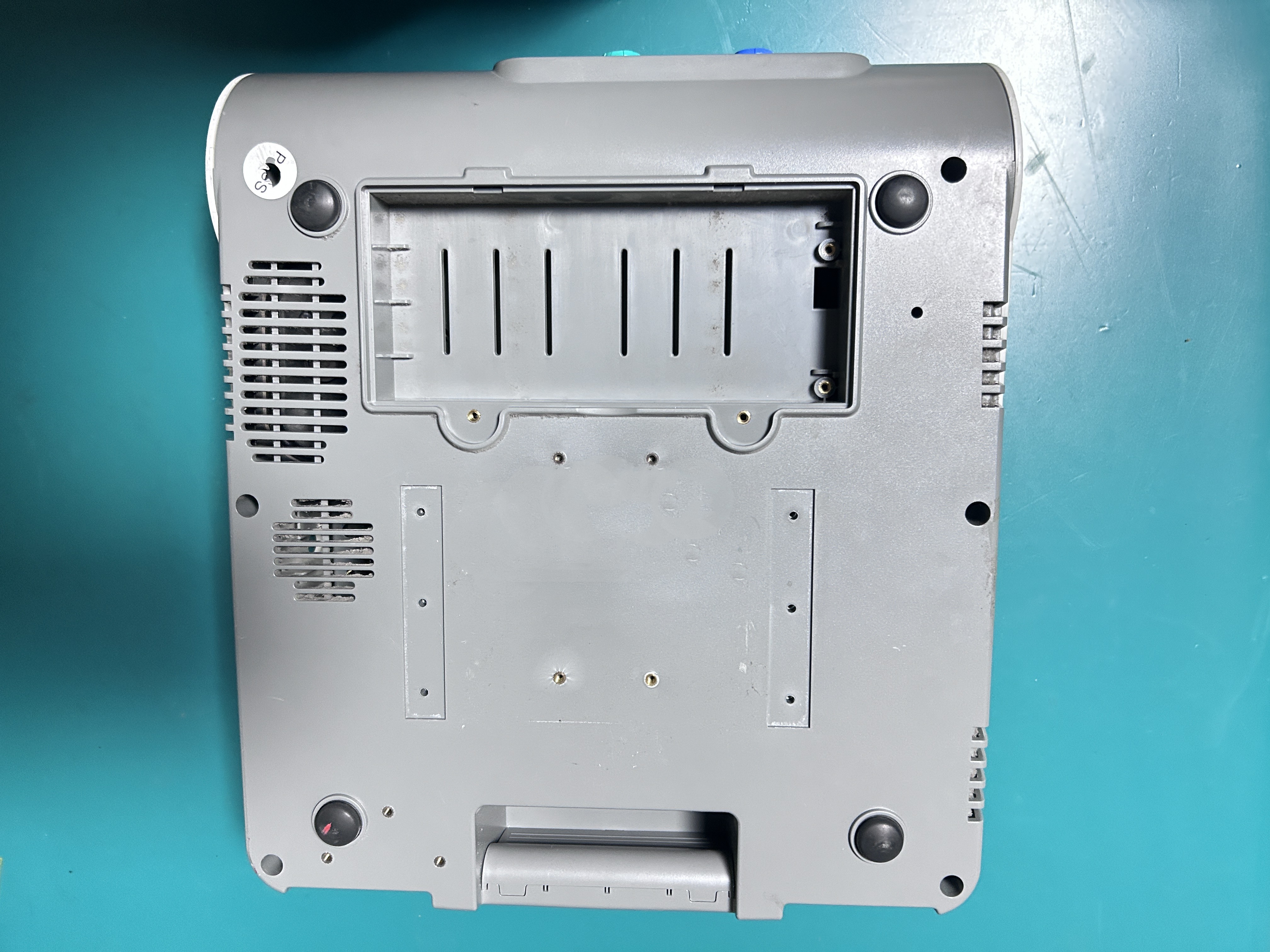 The complete casing of the EDAN F2 fetal monitor includes TOCO and US interfaces, and a speaker