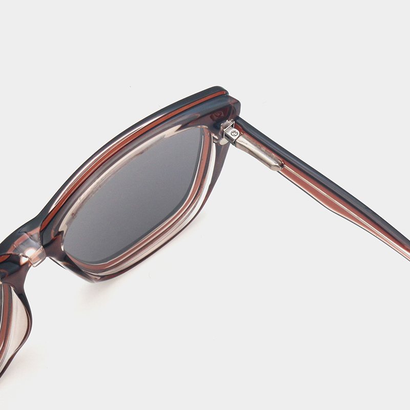 Solvaya Glasses magnet and hook clip on attachment close up