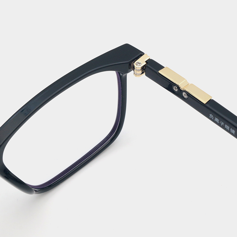 Strong 3 plus 2 hinge detail on Ionvelle Glasses