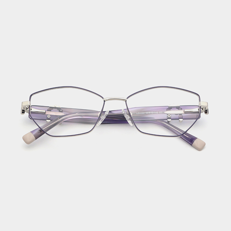Diamond decoration detail on Virelle Glasses