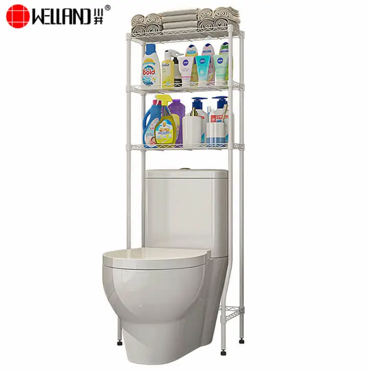 sur l'étagère de rangement des toilettes