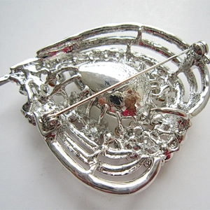 Korea Wedding Latest Customized Crystal Heart Jewelry Diamond Valentine Brooch Design