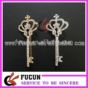 customized cheap fashion rhinestone diamond KEY shaped brooch with safety pin wholesale wedding invitation
