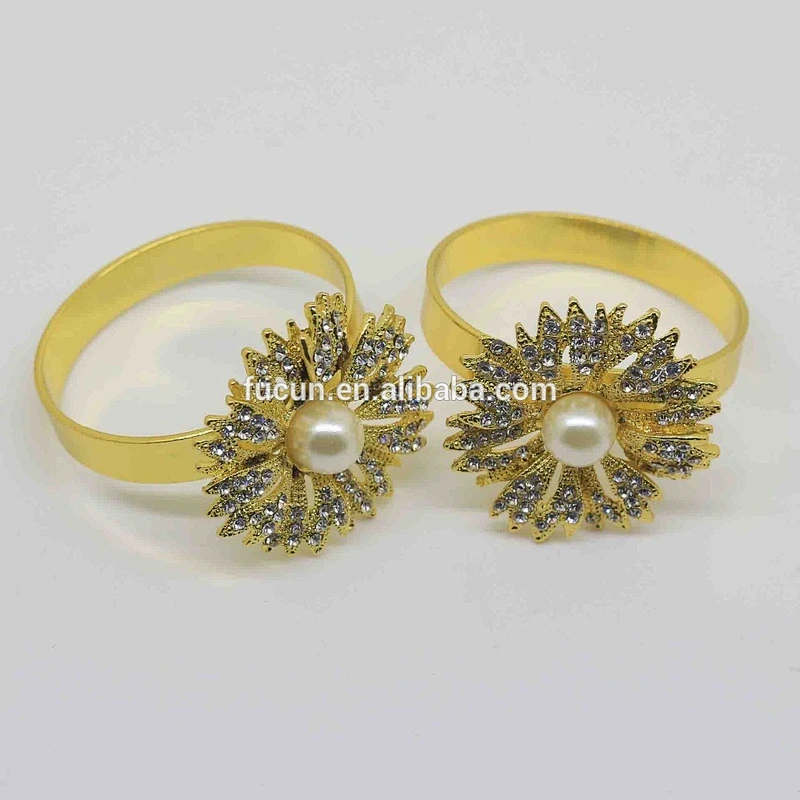 Top quality popular gold plating crystal napkin holder diamond glass napkin ring for Wedding Decoration