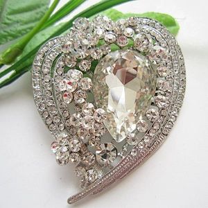 Korea Wedding Latest Customized Crystal Heart Jewelry Diamond Valentine Brooch Design