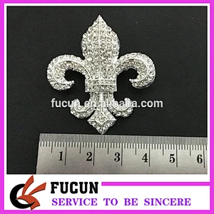 Customized 40*45mm wedding embellishment de lis rhinestone brooch