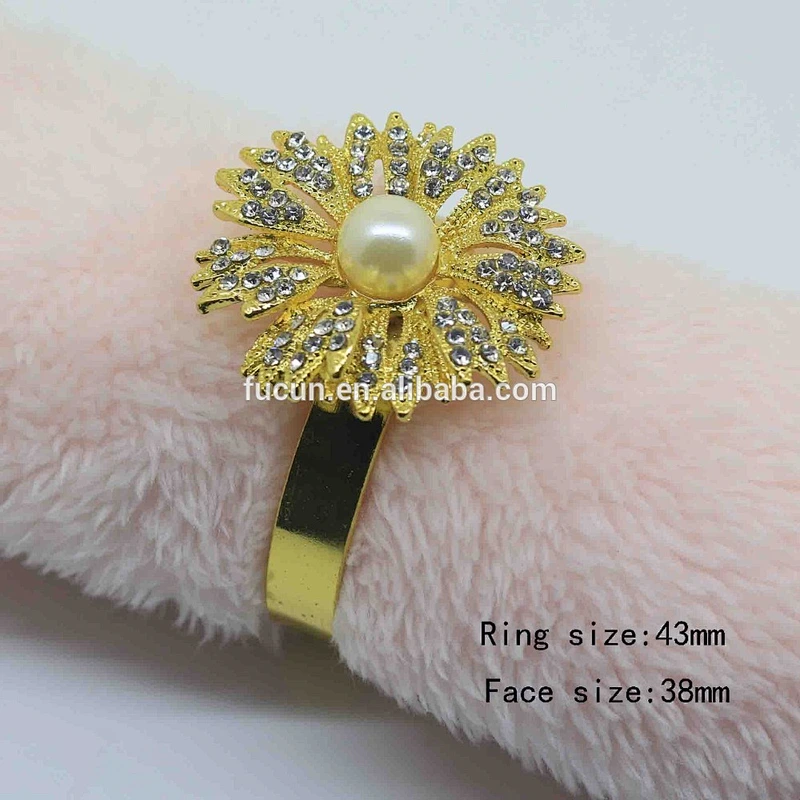 Top quality popular gold plating crystal napkin holder diamond glass napkin ring for Wedding Decoration