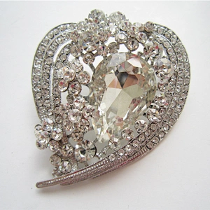 Korea Wedding Latest Customized Crystal Heart Jewelry Diamond Valentine Brooch Design