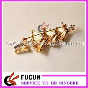 Rhinestone CHRISTMAS TREE BROOCH Pin Gold Tone X-MAS Jewelry