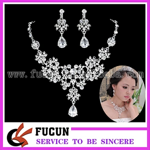 SILVER CLEAR INDIAN COSTUME JEWELLERY NECKLACE EARRINGS CRYSTAL SET NEW BRIDAL