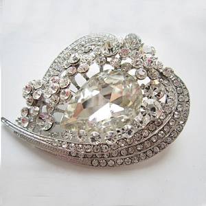 Korea Wedding Latest Customized Crystal Heart Jewelry Diamond Valentine Brooch Design
