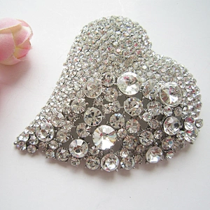 Top grade bulk crystal fancy strass heart design rhinestone bridal favor brooch pin