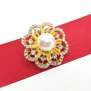 Hot sale 32mm low price pearl gold metal flower brooch for women