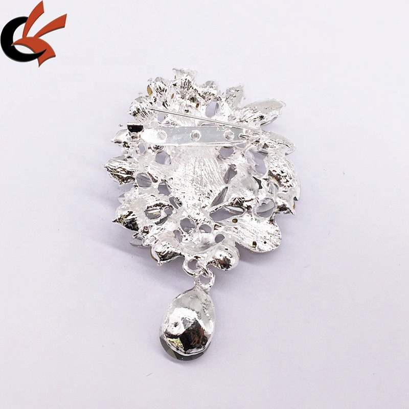 Latest Fashion China wholesale fancy glass rhinestone crystal brooch women pin