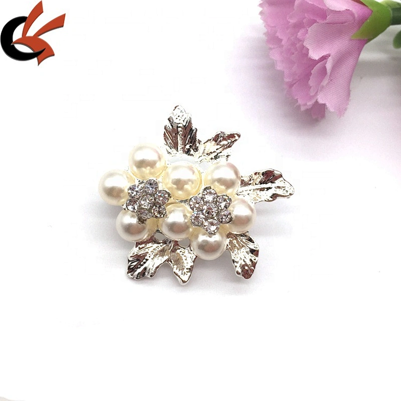 wholesale in bulk factory handmade cheap flower rhinestone pearl brooch for wedding invitation decors