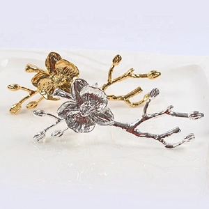 New custom model Chinese wedding table decoration creative metal plum blossom flower napkin ring