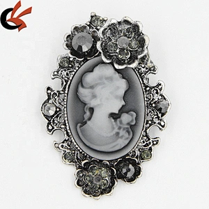 Stocked wholesale European and American retro cameo queen embossed brooch pin for collar decoration