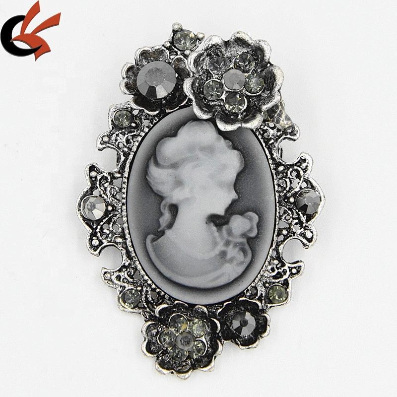 Stocked wholesale European and American retro cameo queen embossed brooch pin for collar decoration