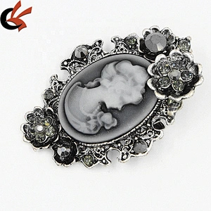 Stocked wholesale European and American retro cameo queen embossed brooch pin for collar decoration