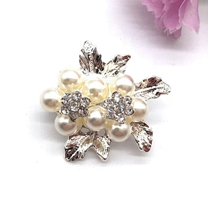 wholesale in bulk factory handmade cheap flower rhinestone pearl brooch for wedding invitation decors