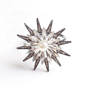 Guangzhou factory custom new design diamond glass pearl napkin ring for weddings