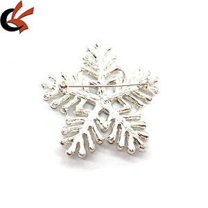 Custom alloy material designer charm rhinestone snowflake crystal brooch for Christmas wholesale