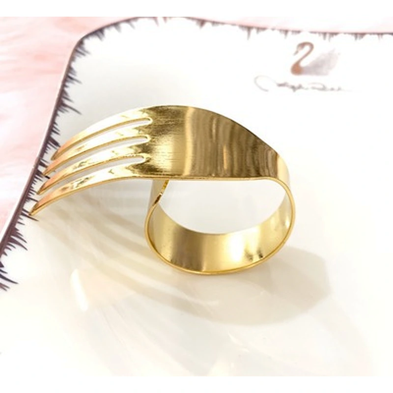 Amazon hot sale base metal Gold Knife and fork style table napkin rings