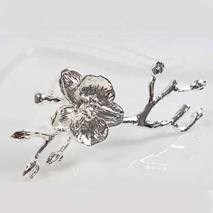 New custom model Chinese wedding table decoration creative metal plum blossom flower napkin ring