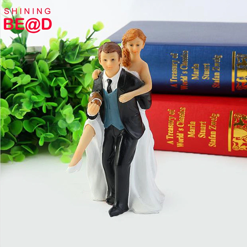 New Arrival True Romance Groom Piggyback Bride Figurine Resin Wedding Cake Topper Wedding Decoration Bridal Party Supplies